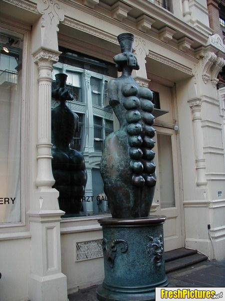 Obrázek Titty statue