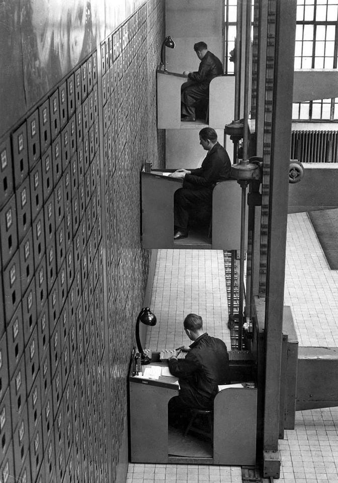 Obrázek Urednici na elektrickem vytahu Praha 1937