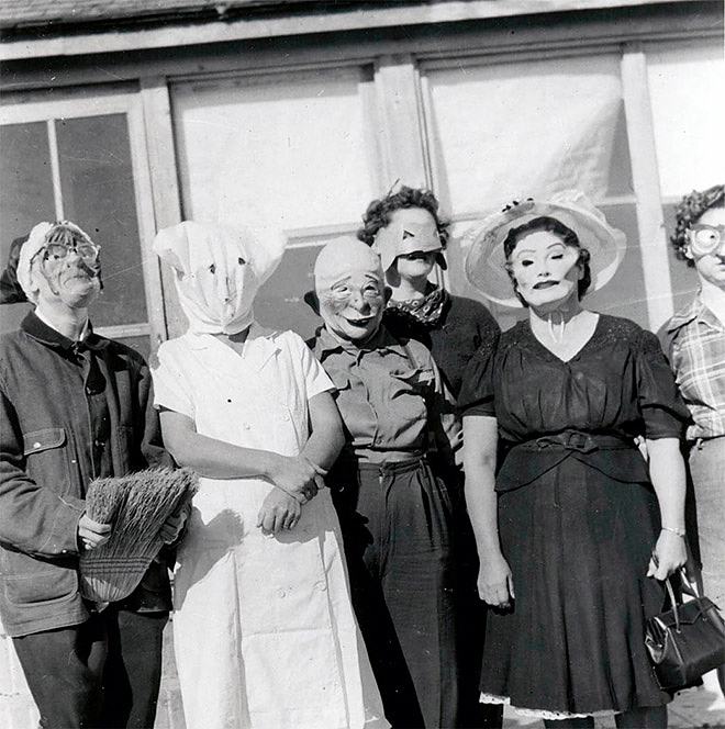 Obrázek Vintage Halloween Costumes That Will Scare You To Death