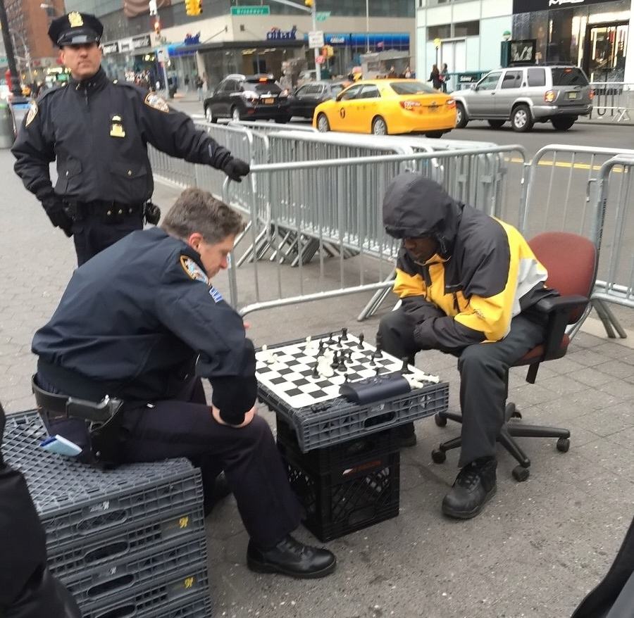 Obrázek White NYC Cop Beats Black Man