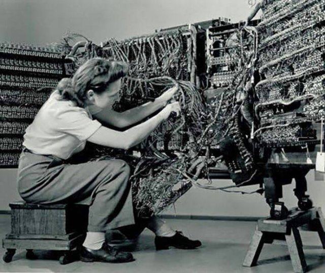 Obrázek Woman Wiring An Early Ibm Computer Taken By Berenice Abbott In 1948