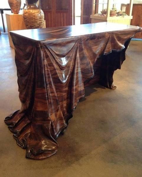 Obrázek Wooden table with wooden cloth carving