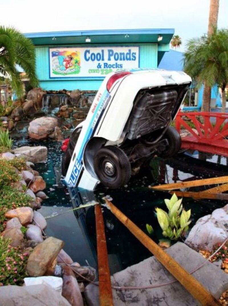 Obrázek X- Police Car Crashes Into Water
