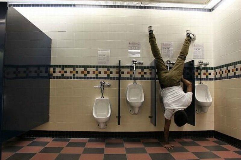 Obrázek X- Upside Down Urinal Visit