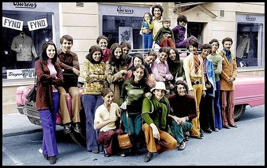 Obrázek Young Osama Bin Laden with his family in Sweden -1970s - Bin is second from the right in a green shirt