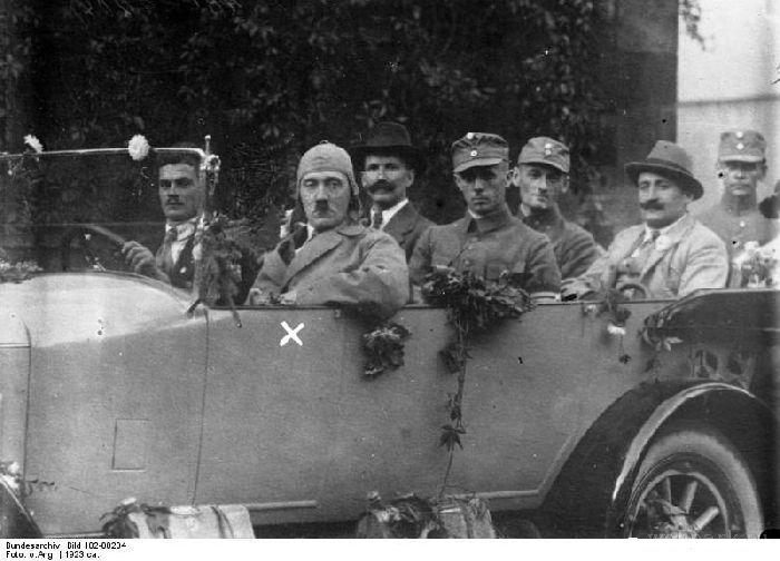 Obrázek Z historie Adolf s apartni cepickou