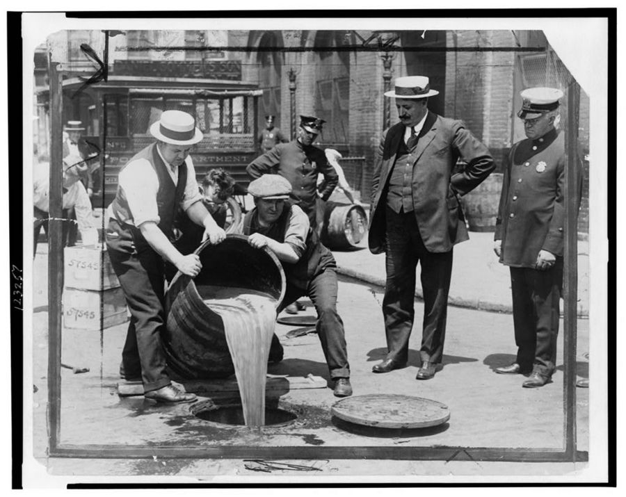Obrázek Z historie Prohibice a pivo v kanalu