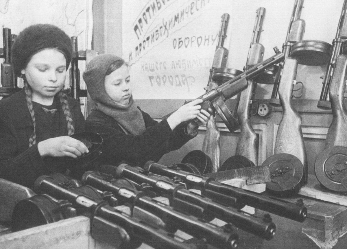 Obrázek  Kompletace balalaiky  -Leningrad - 1943  