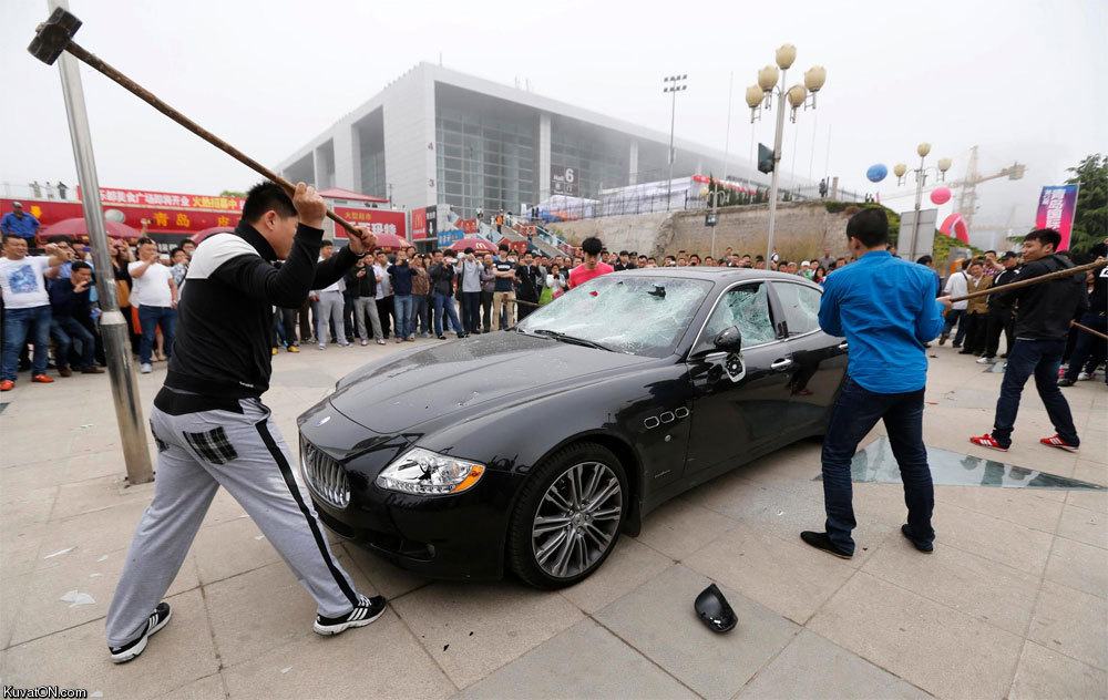 Obrázek a man in china smashed his 423000 usd maserati over the repair bill