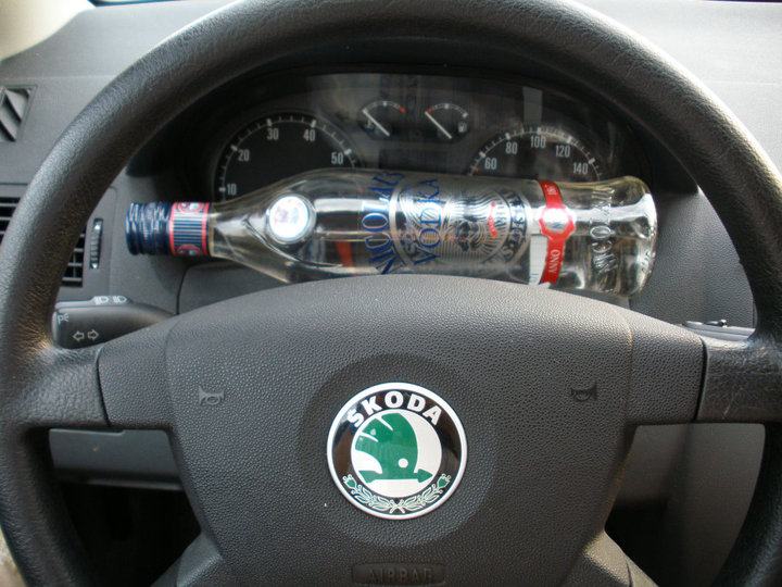 Obrázek alkohol za volantom