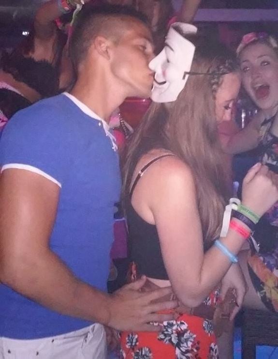 Obrázek anonymous kiss