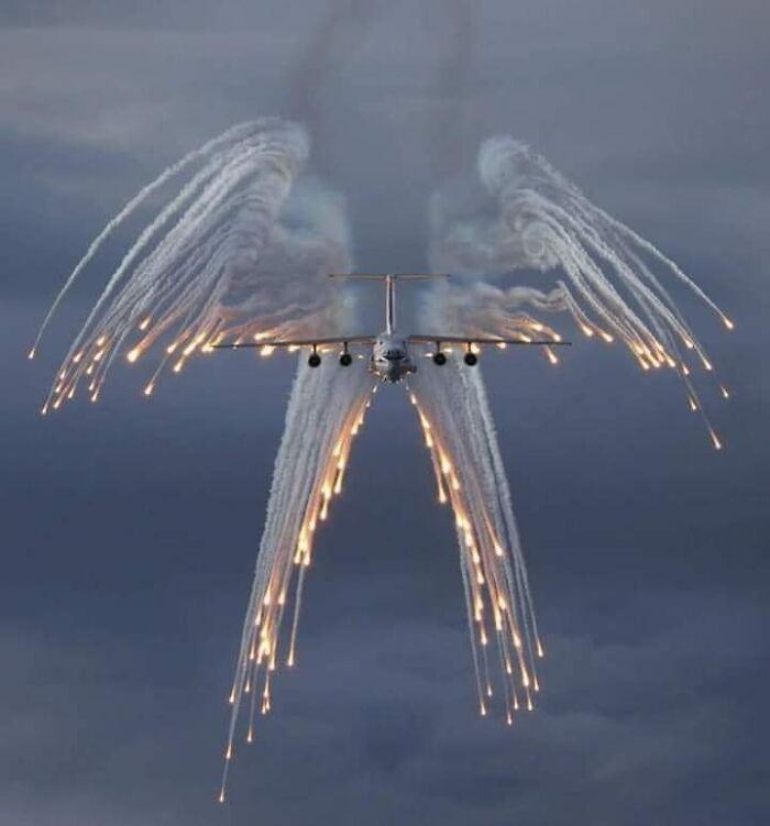 Obrázek anti heat-seeking missile defense engaged