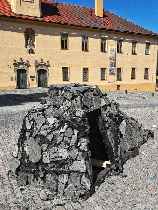 Obrázek asfaltove iglu Vaclava Havla