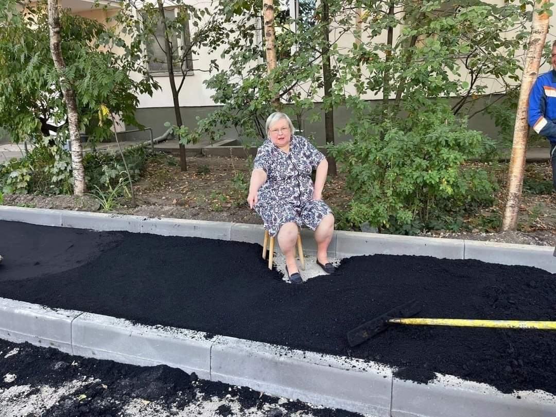 Obrázek baba&nbsp;chodnikarka