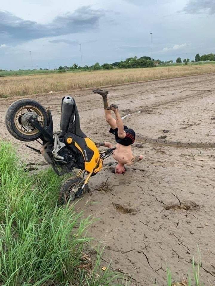 Obrázek bahenni joga s prvky motorismu