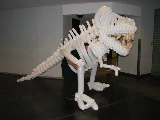 Obrázek balonkova kostra dinosaura