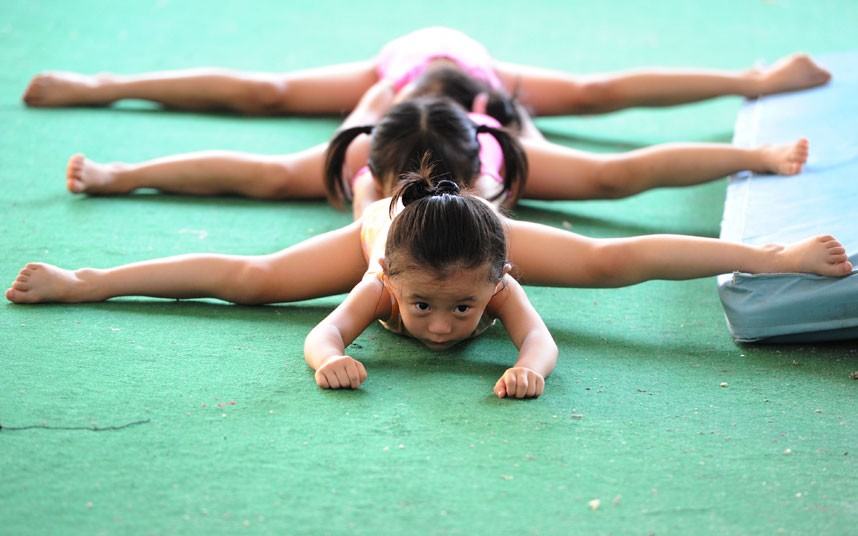 Obrázek china-human-centipede-gymnastics