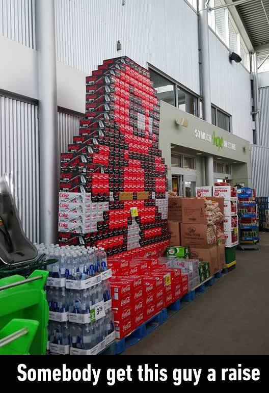 Obrázek cola cans in a supermarket