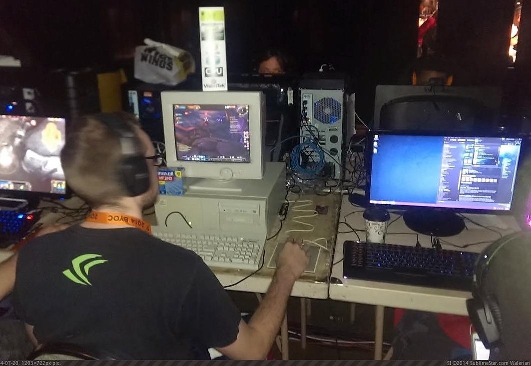 Obrázek gaming-so-there-was-this-guy-at-quakecon