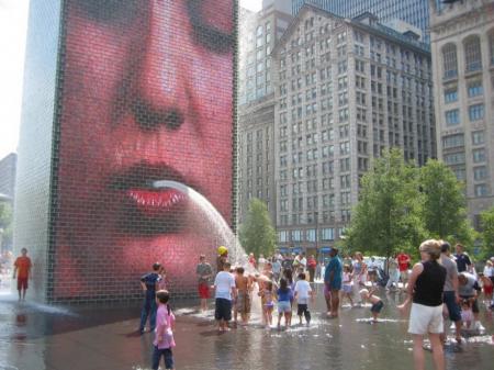 Obrázek giant-water-fountain-womans-face-spitting-on-children