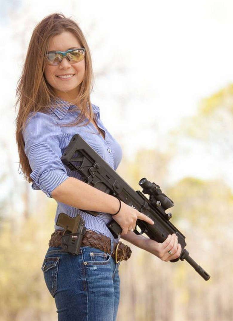 Obrázek girl and gun 1