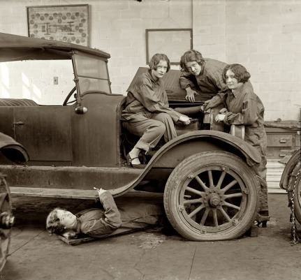 Obrázek high school in 1922 auto mechanics learning