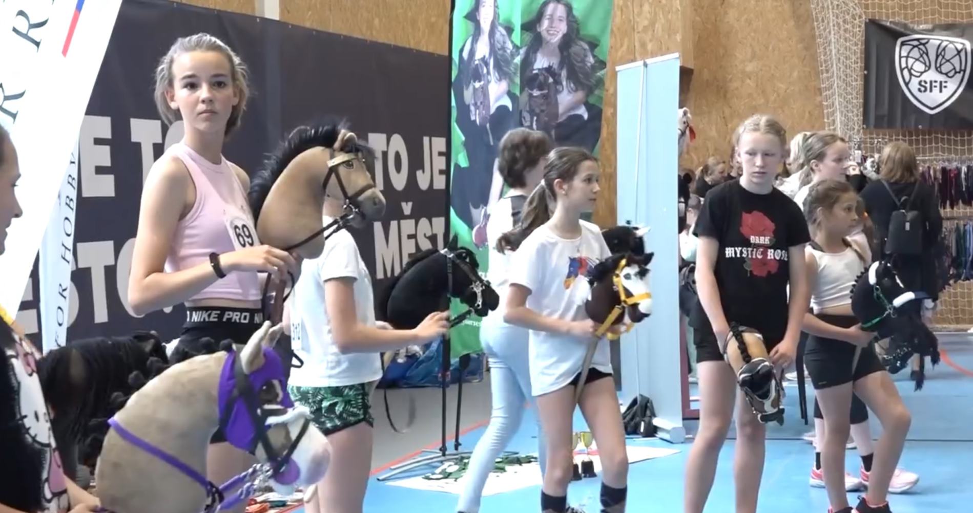 Obrázek hobbyhorsing strc si kona mezi nohy a behej s nim