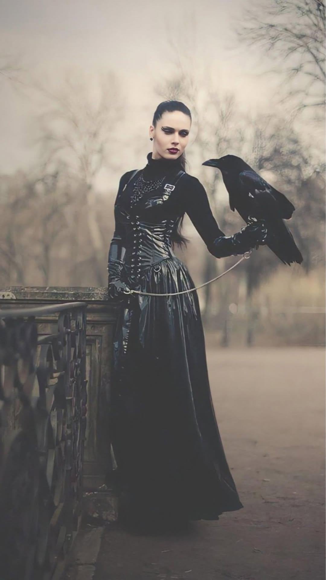 Obrázek holka&nbsp;s&nbsp;poradnym&nbsp;cernym&nbsp;ptakem