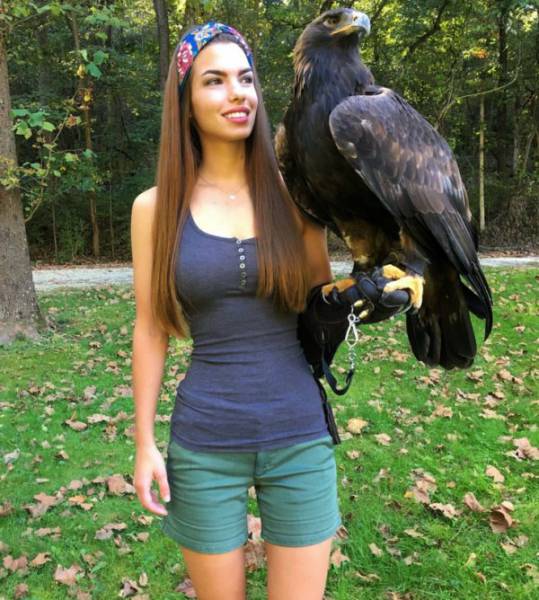 Obrázek holka s ptakem