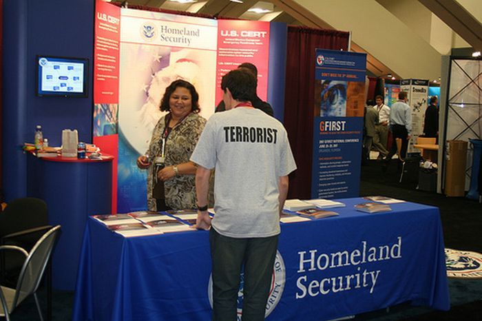 Obrázek homeland security vs terorista