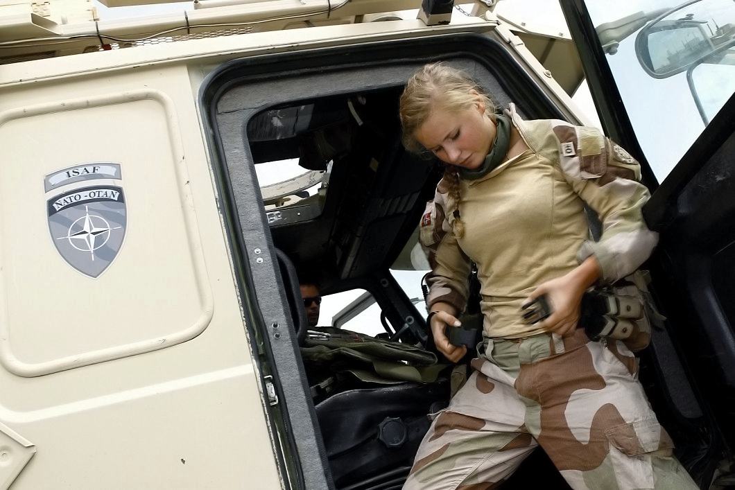 Obrázek hot women in the military