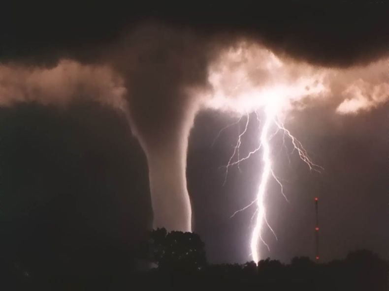 Obrázek hromy blesky tornado