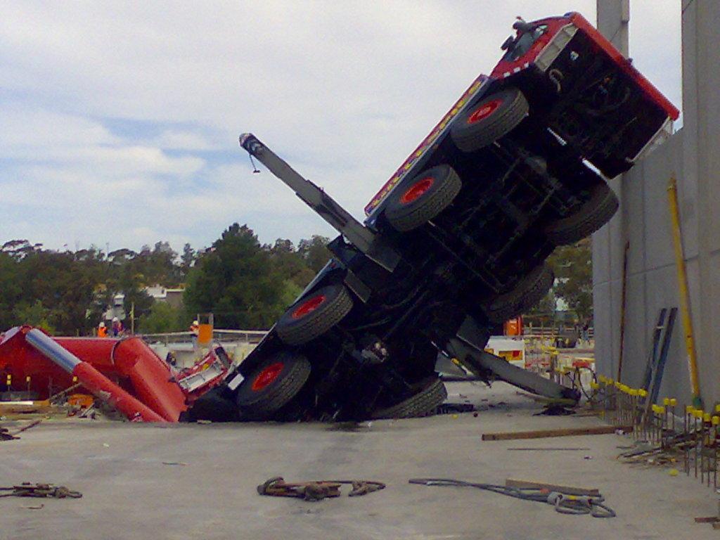 Obrázek huge crane accident 4