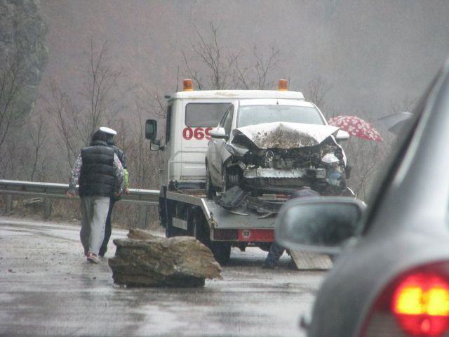 Obrázek kaminek na silnici