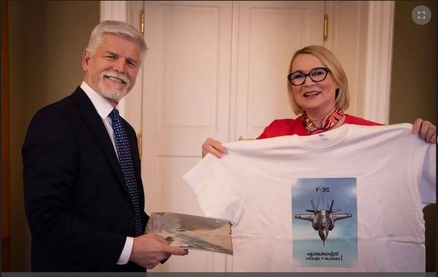 Obrázek kazdemu agentovi triko s F-35
