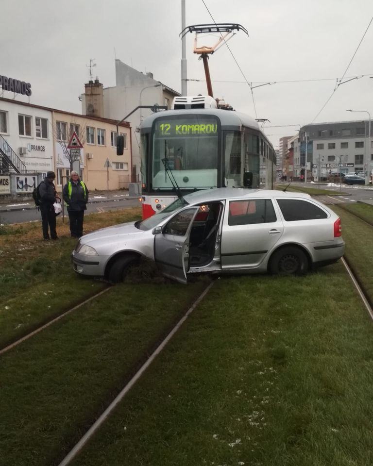 Obrázek kokot poskodil zalivku travniku za milion