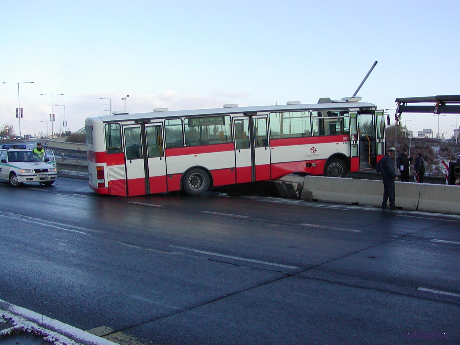 Obrázek letajici autobus na cernokostelecke1