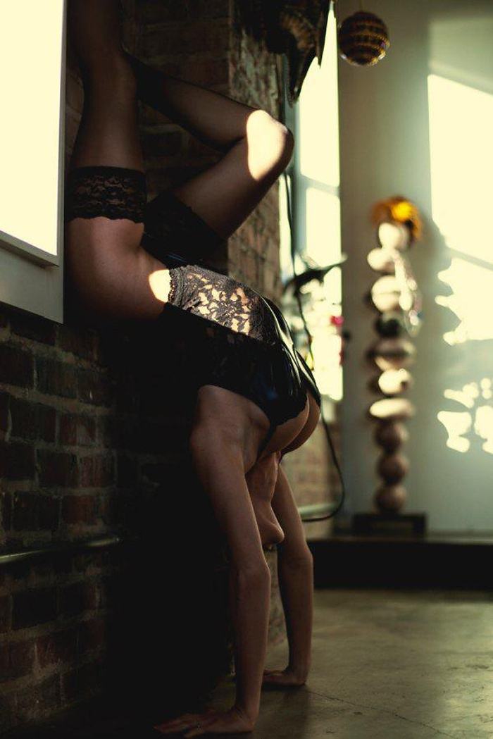 Obrázek lingerie hugs these girl in all the right place 