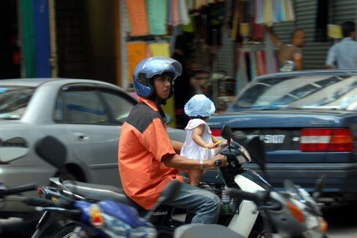 Obrázek malinka na motocyklu