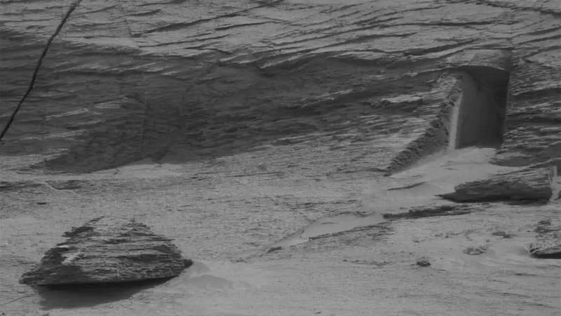 Obrázek na Marsu je vchod do nitra skaly