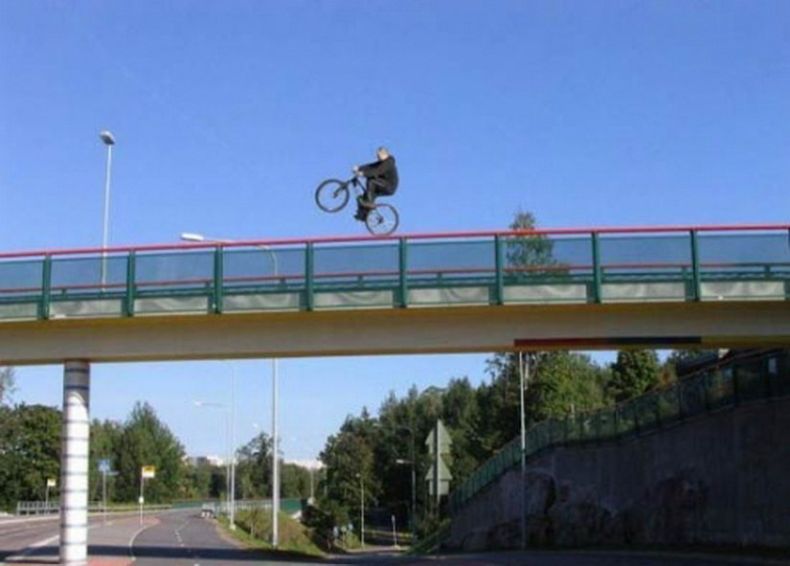 Obrázek na kole po moste