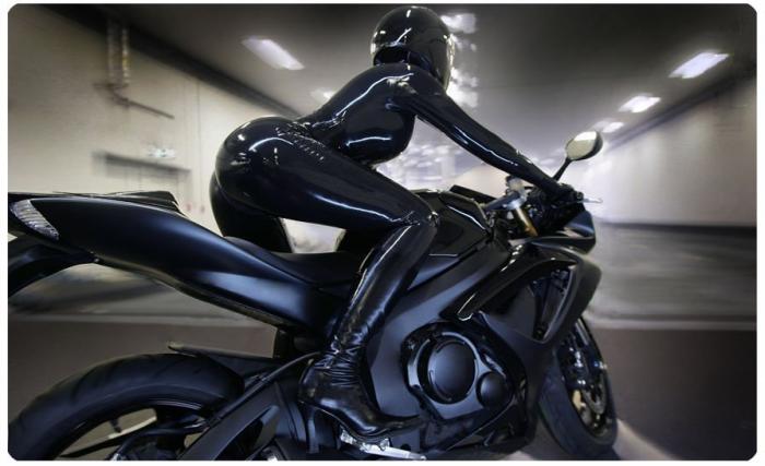Obrázek oblek na motorku