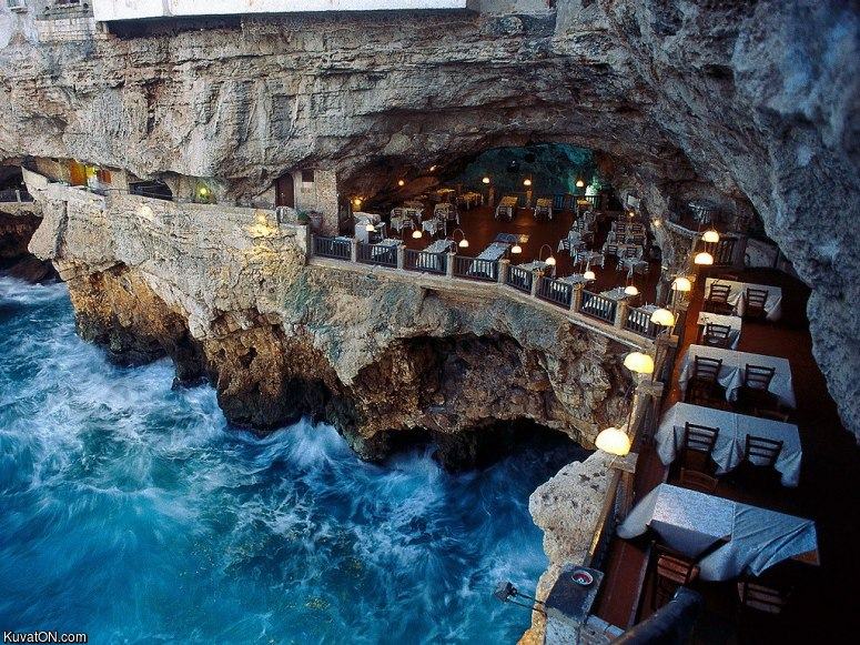 Obrázek oceanside restaurant built into a grotto in italy