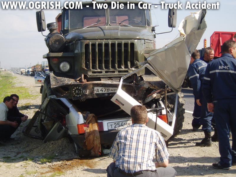 Obrázek ogrish-dot-com-car vs truck in russia2