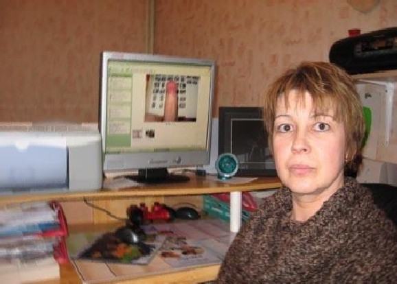 Obrázek pani co to mate na monitoru