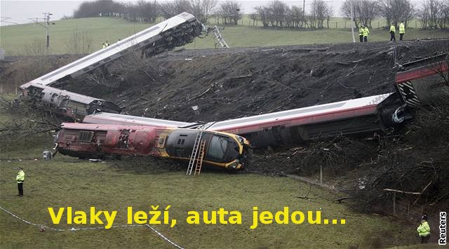 Obrázek pendolino-vlaky lezi auta jedou