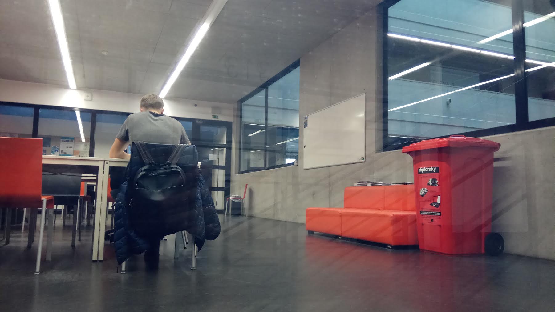 Obrázek popelnice na diplomky kde to je