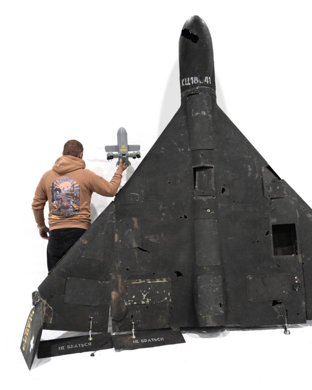 Obrázek porovnani velikosti zachytny dron STING vs rusky Shahed