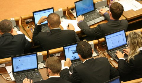 Obrázek poslanci Snarodnej rady SaS a ich fejsbuk pocas Eurovalu