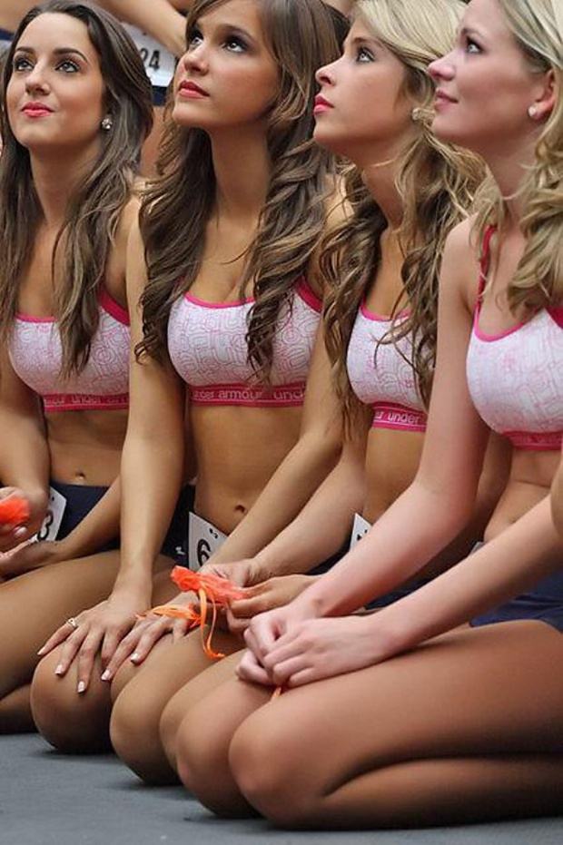 Obrázek pozorne poslouchaji